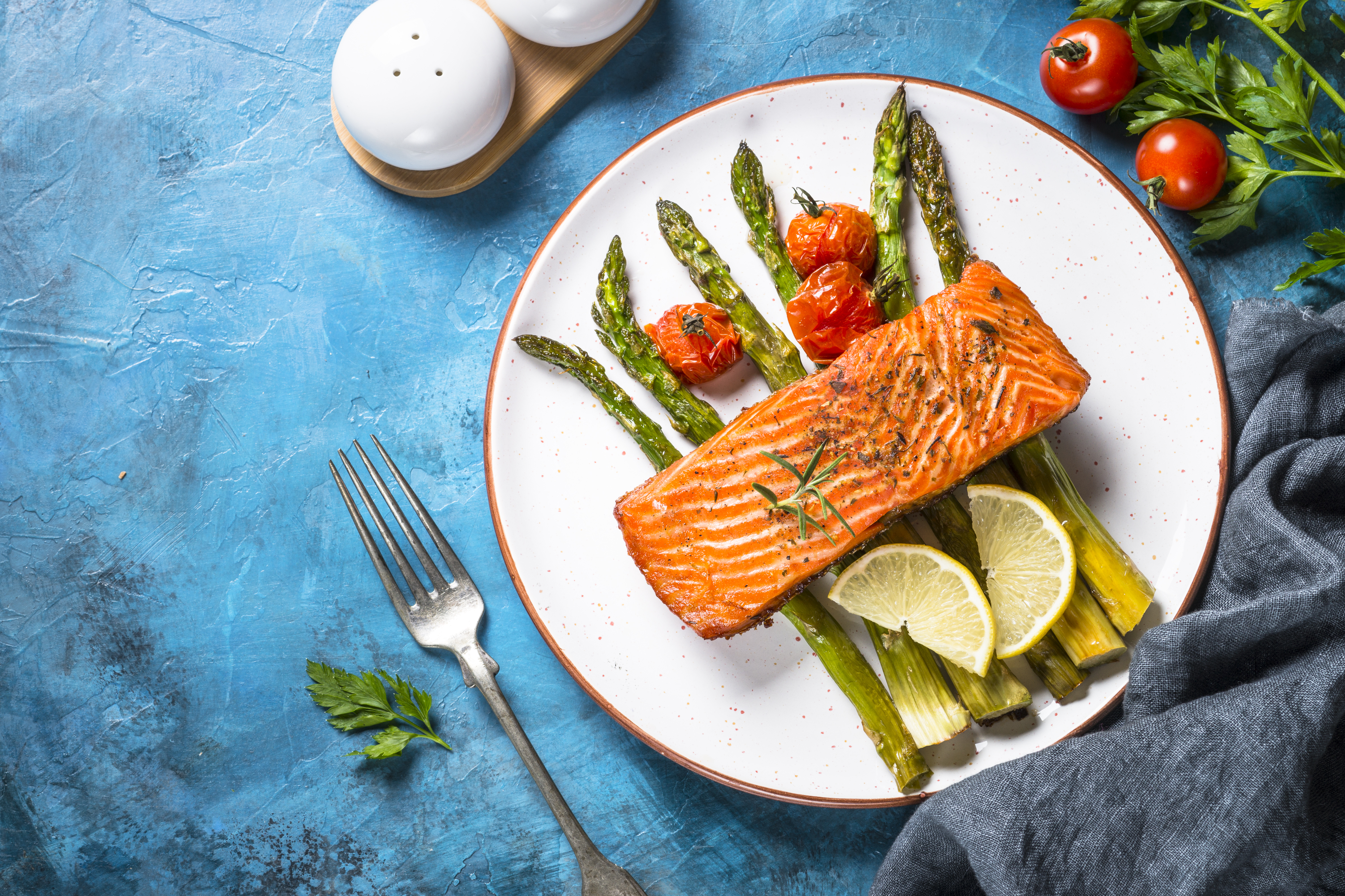 Low Carb dinner of grilled salmon with asparagus